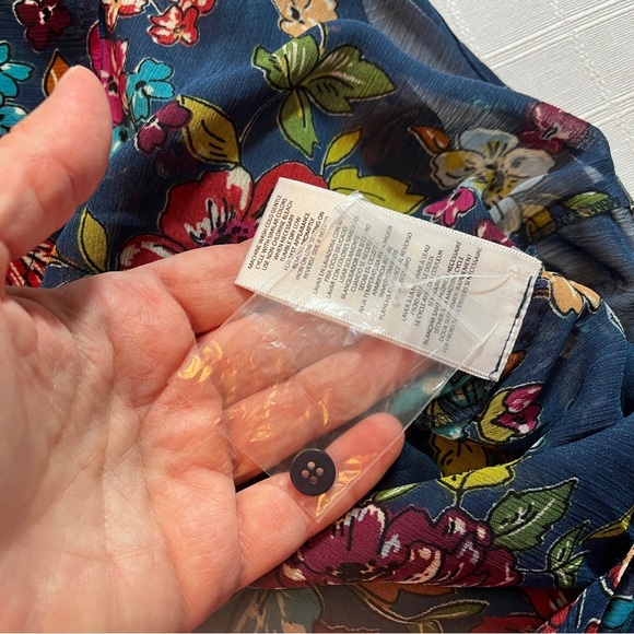 Kut from the Kloth NWT Dark Floral Button Up Blouse Roll Tab Sleeve Sheer L - Picture 9 of 10